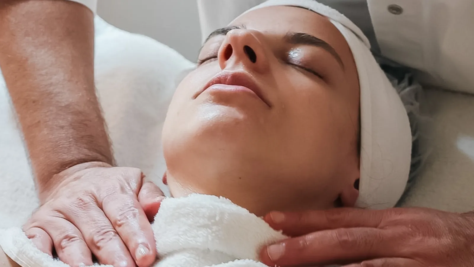 Treatment moment at G d'Or Beauty Studio